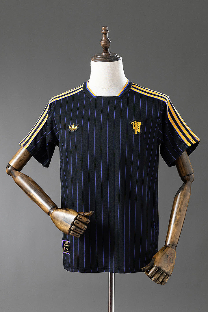 M-U 25/26 (T-shirt) - Black Jersey - imagem 1