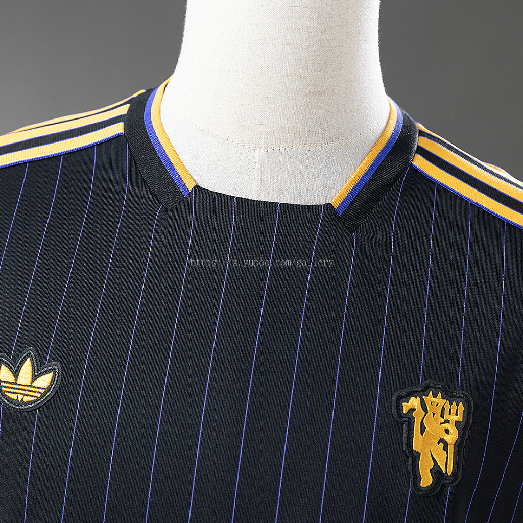 M-U 25/26 (T-shirt) - Black Jersey - imagem 7